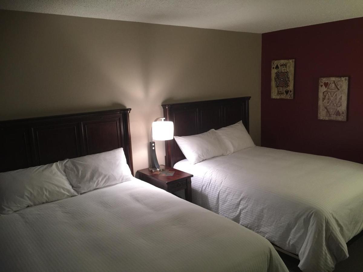 Jolly Giant Pub & Motel Willow Bunch Luaran gambar