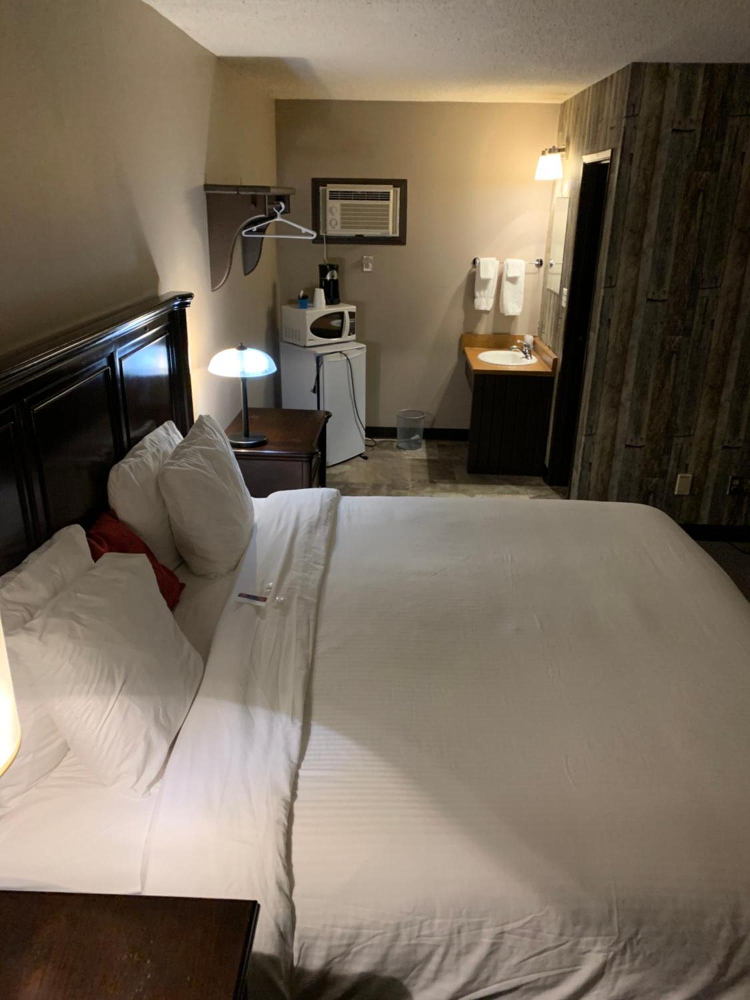 Jolly Giant Pub & Motel Willow Bunch Luaran gambar