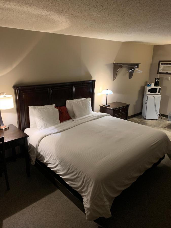 Jolly Giant Pub & Motel Willow Bunch Luaran gambar