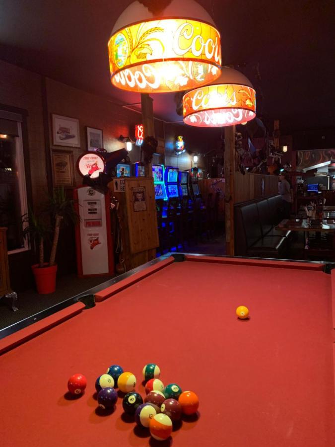 Jolly Giant Pub & Motel Willow Bunch Luaran gambar