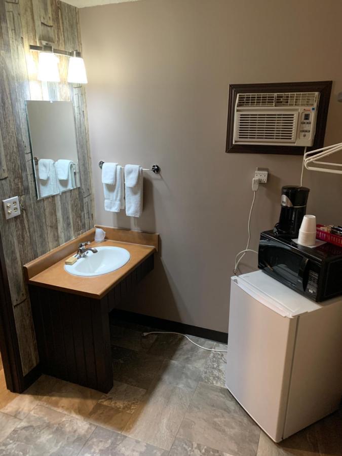 Jolly Giant Pub & Motel Willow Bunch Luaran gambar