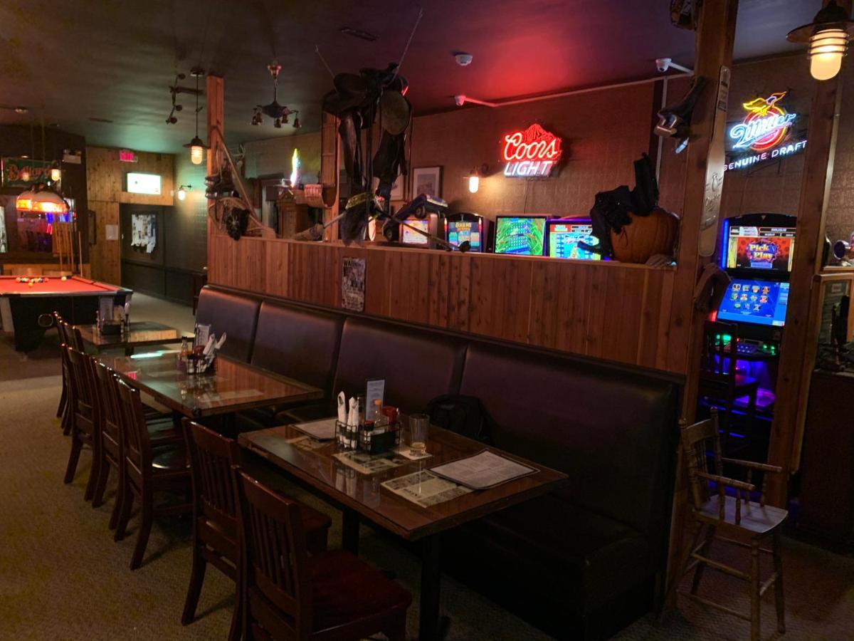 Jolly Giant Pub & Motel Willow Bunch Luaran gambar