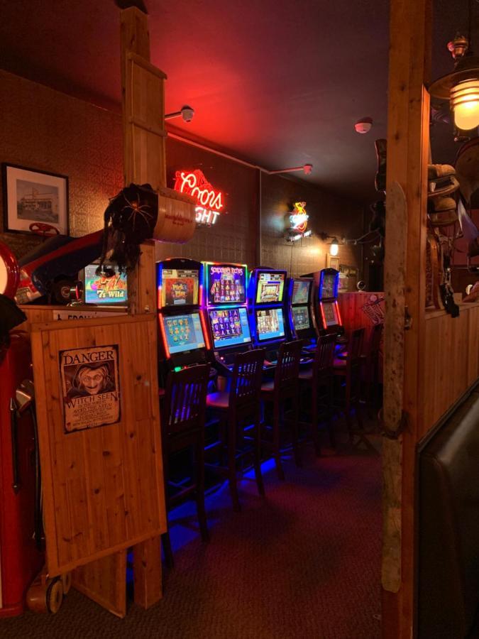 Jolly Giant Pub & Motel Willow Bunch Luaran gambar
