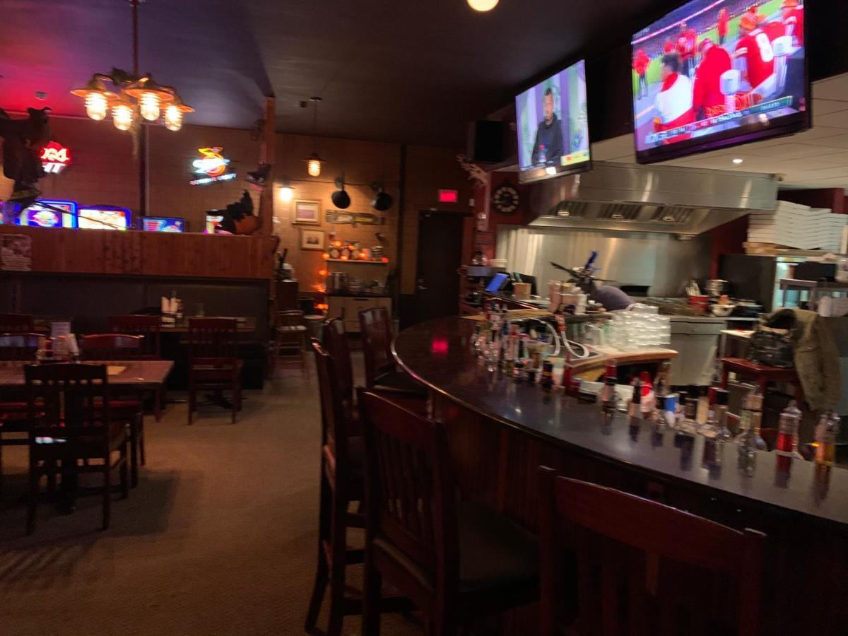Jolly Giant Pub & Motel Willow Bunch Luaran gambar