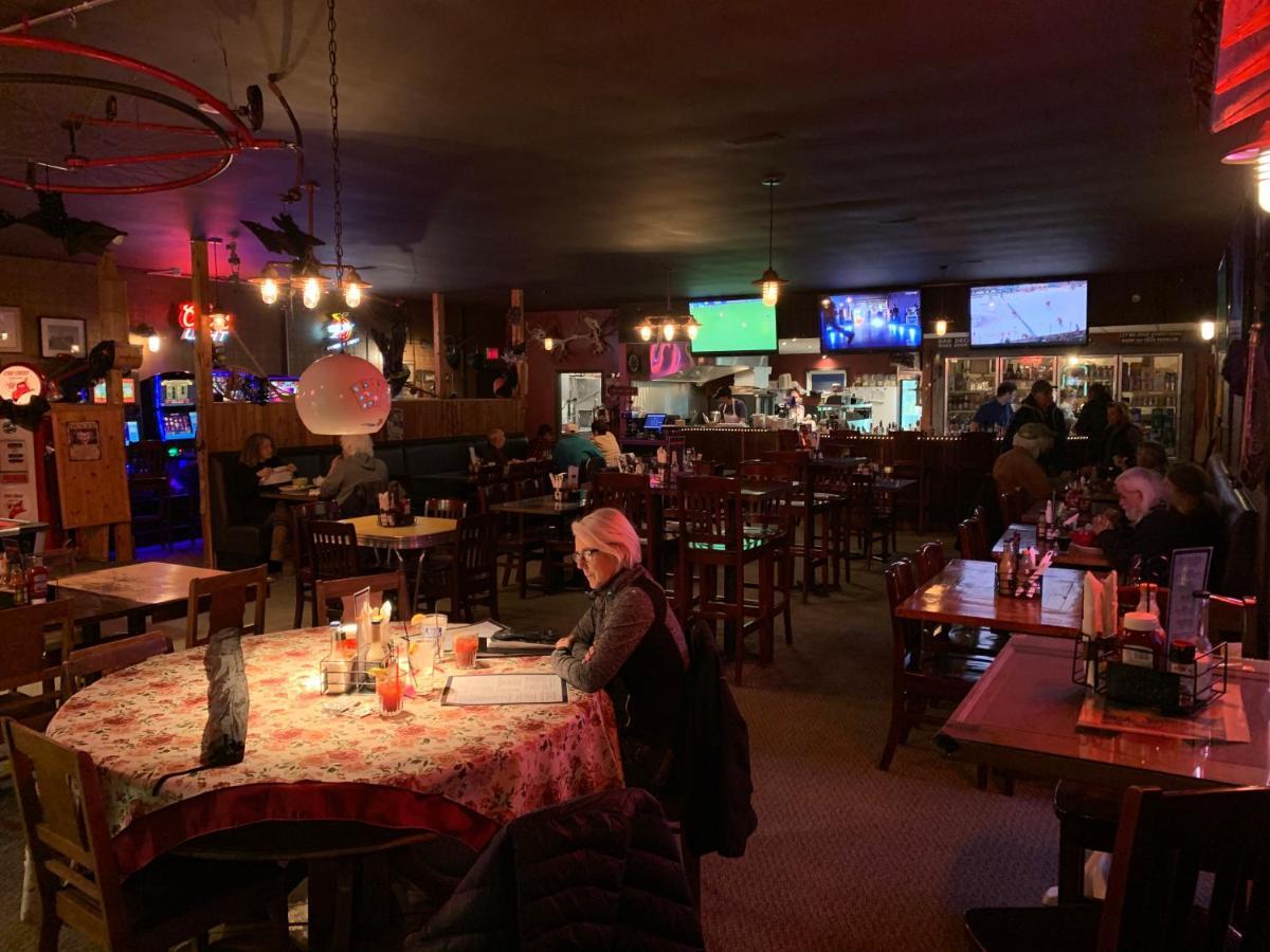 Jolly Giant Pub & Motel Willow Bunch Luaran gambar