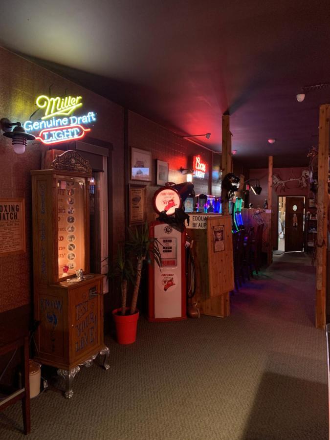 Jolly Giant Pub & Motel Willow Bunch Luaran gambar